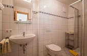 landgasthof_mauth_familienzimmer_badezimmer.jpg